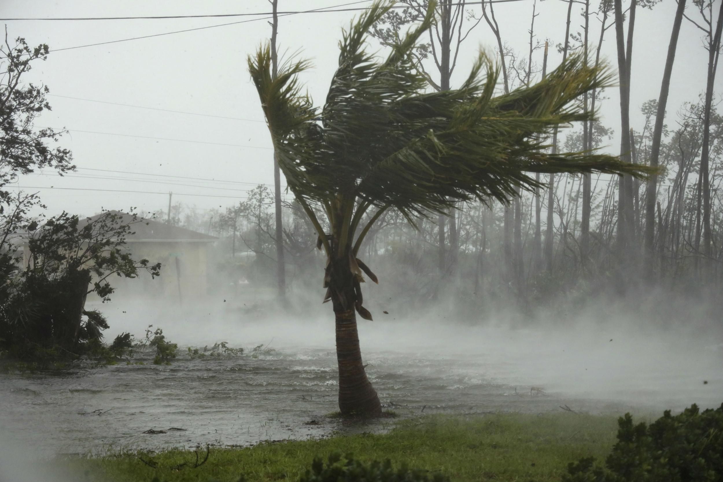 Ураган «Доріан» вирує на Багамах: 5 загиблих, ще 21 людина травмувалася