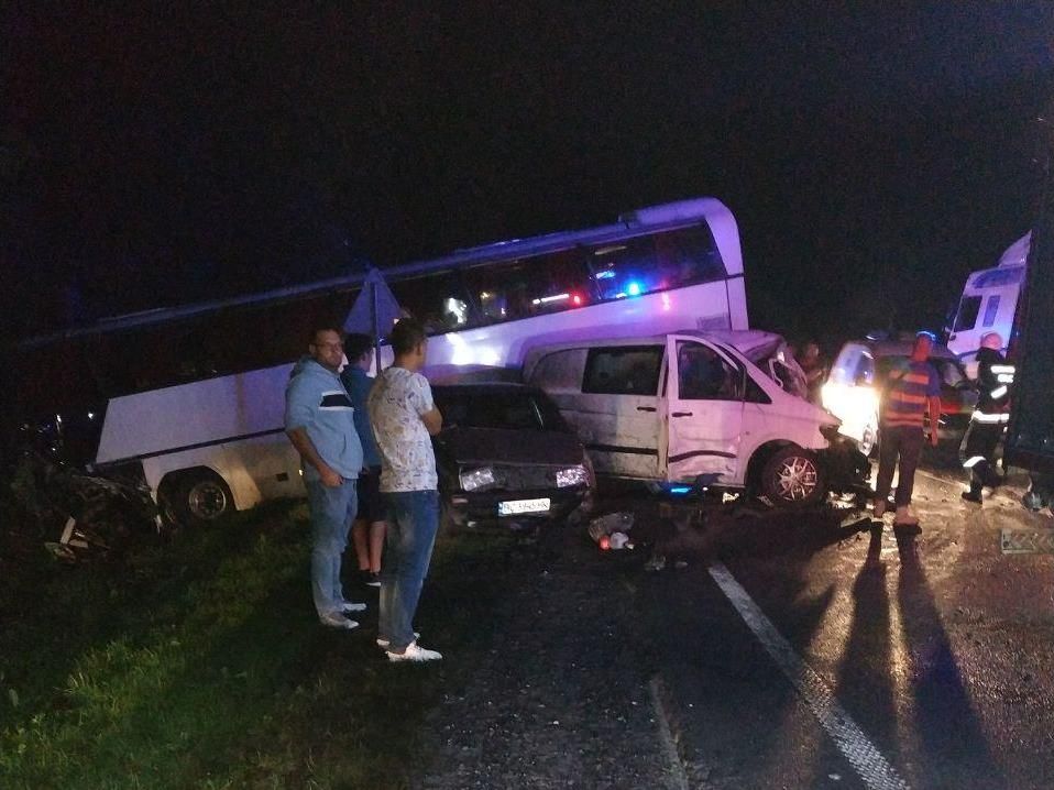 На Львівщині «Мерседес» влетів в автобус з дітьми: є загиблий та поранені