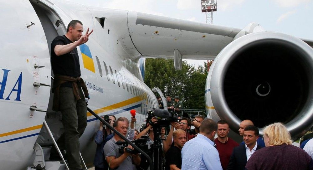 Літак з 35 полоненими приземлився в Україні (Відео)