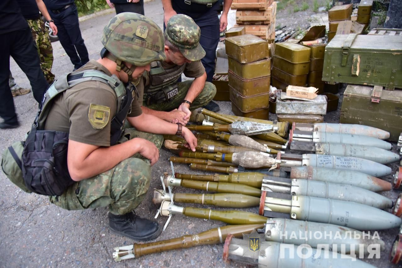 На Донбасі три добровольчі батальйони передали зброю поліції (відео)