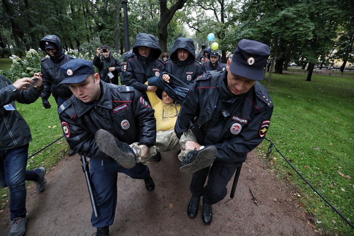 У Петербурзі затримали трьох учасників акції на підтримку України