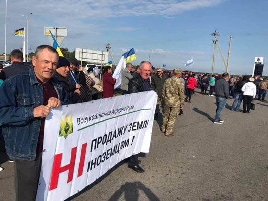 Аграрії вийшли на протести по всій Україні через загрозу скорострільного введення ринку землі