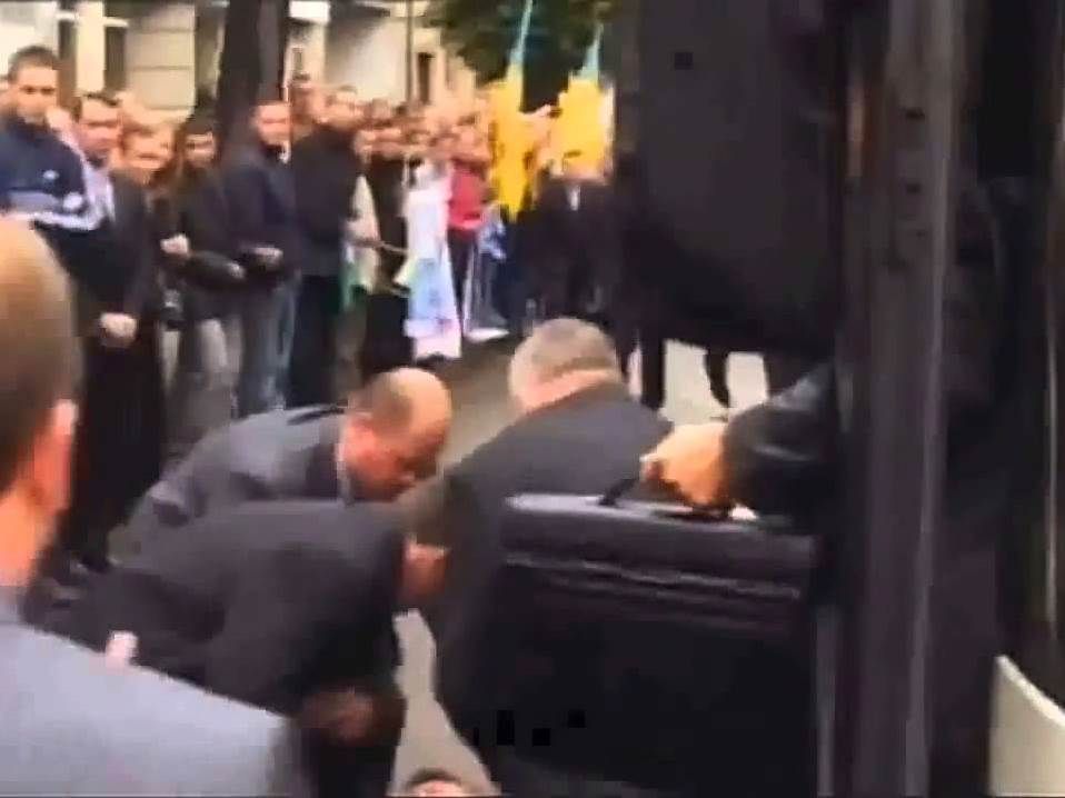«Яєчний теракт»: 15 років тому Янукович упав від кинутого студентом яйця (відео)