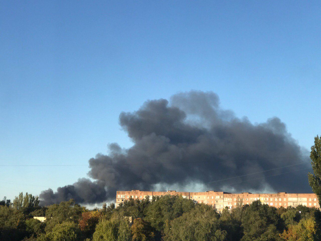У Донецьку горить і вибухає склад боєприпасів окупантів ДНР (фото, відео)