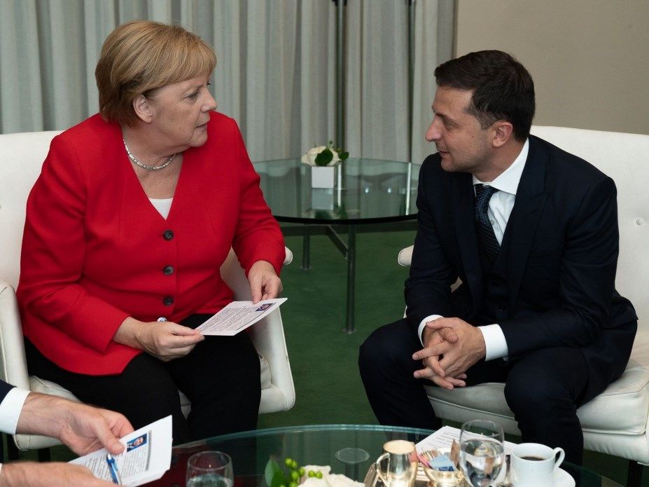 Зеленський обговорив з Меркель підготовку до «нормандської зустрічі»