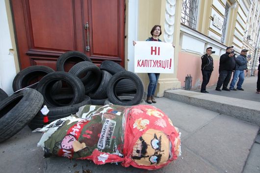 «Ніякого обміну без вироку»: у Харкові протестували проти ймовірної передачі РФ причетних до теракту біля Палацу спорту