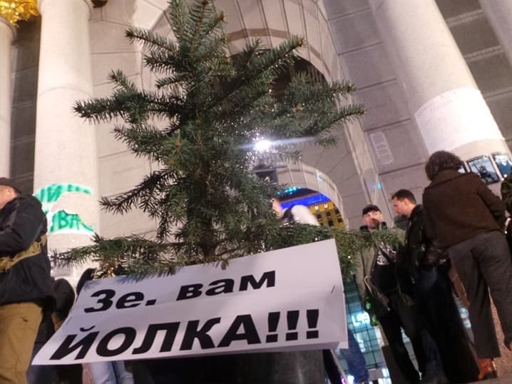 На Майдані вночі зібралося півтисячі людей: зранку продовжать під Радою (фото, відео)