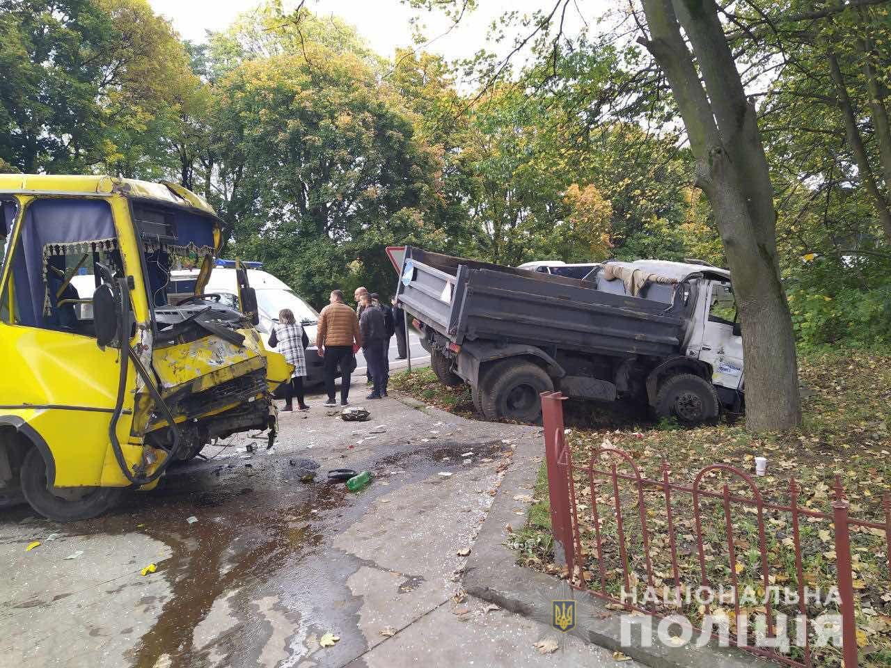 Біля Львова маршрутка зіткнулася з вантажівкою, 10 постраждалих