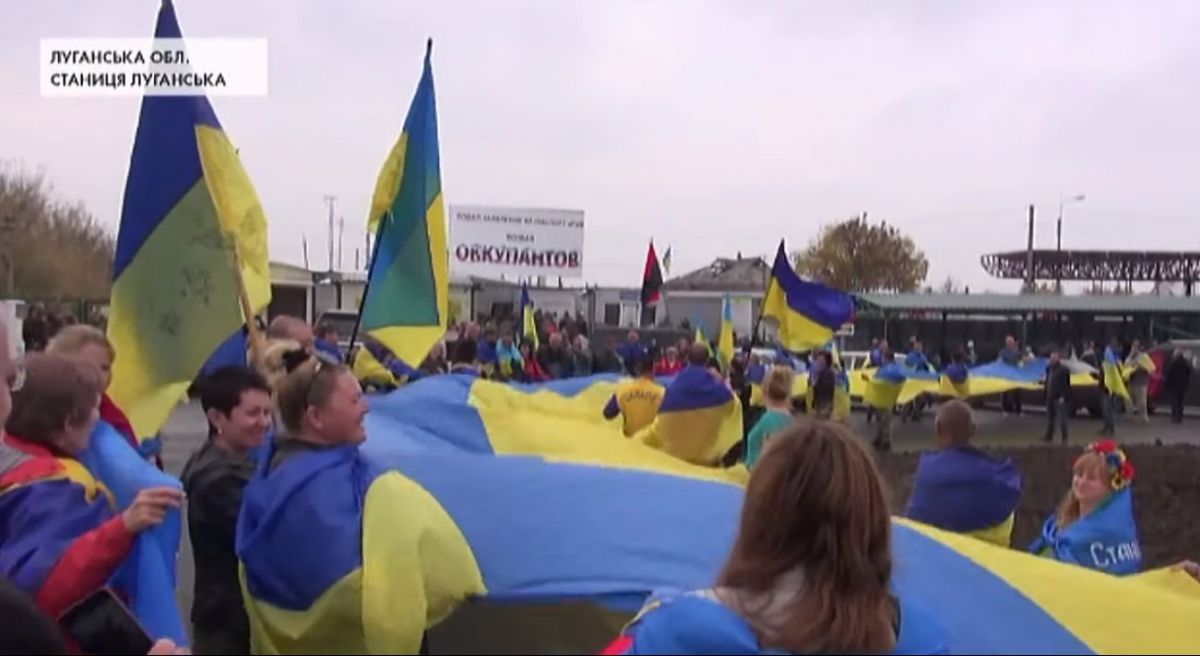 У Станиці Луганській активісти влаштували автопробіг проти розведення військ (відео)