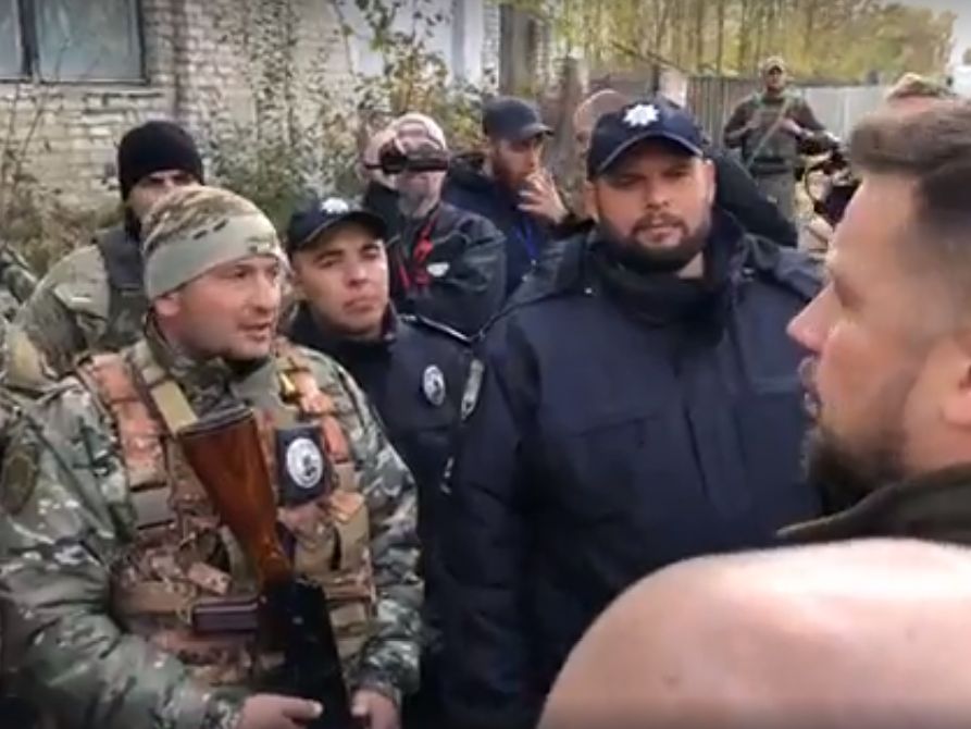 На Луганщині поліція з пострілами не пускала націоналістів до Золотого (відео)