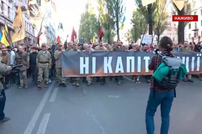 У Києві відбувається акція «Ні капітуляції!» (Наживо)