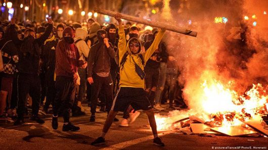 Загострення у Каталонії: демонстранти підпалюють машини і зводять барикади через вироки сепаратистам