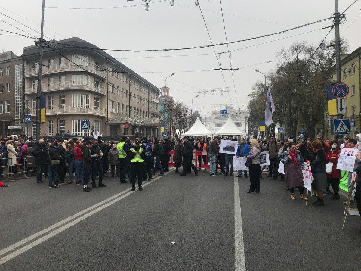 Тепер Гради долітатимуть сюди: Зеленського у Маріуполі зустріли протестами