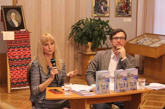 Юлія Косинська презентувала першу поетичну збірку «На самоті зі світом»