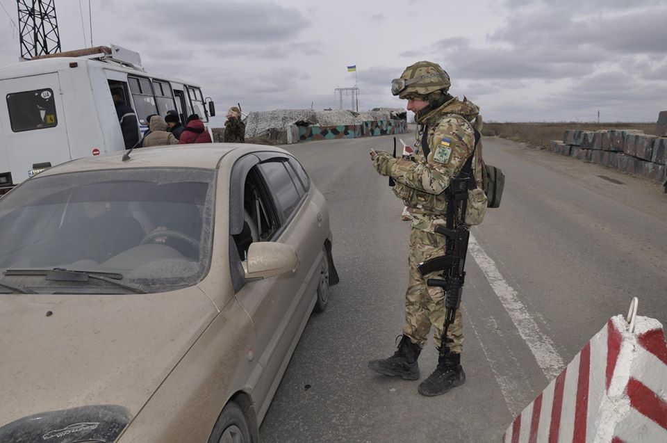 Обшуки і застосування зброї: Командування ООС ввело на Донбасі спецрежим