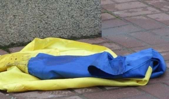 На Одещині вандал витер ноги об державний прапор