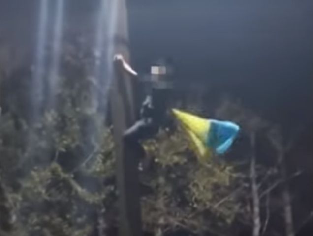 На Одещині молодик витер ноги об прапор України (відео)