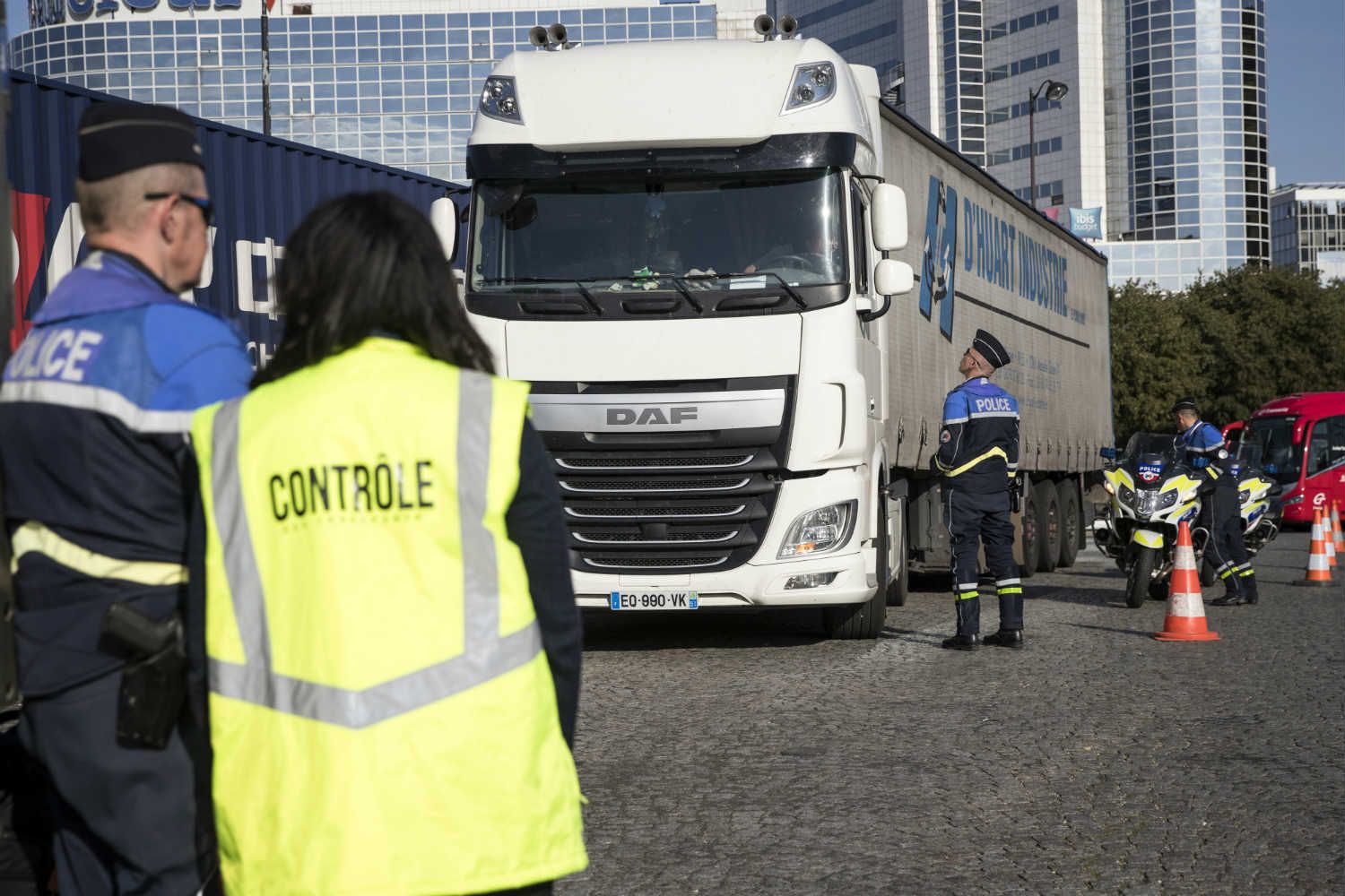 У Франції затримали вантажівку із 30 мігрантами