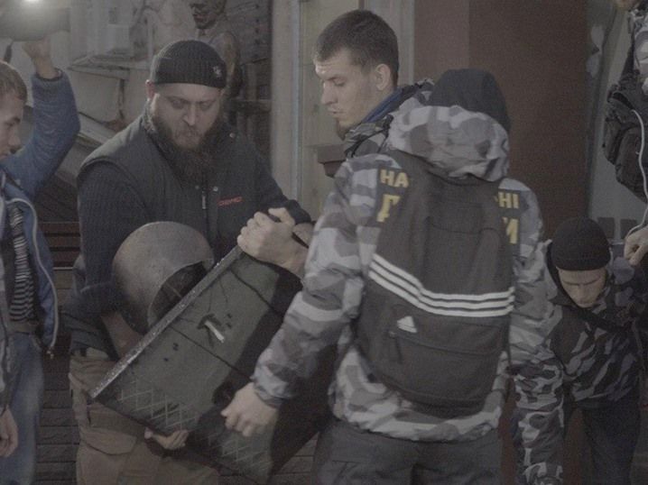 Пам’ятну дошку генералу КДБ Шрамку зняли з фасаду будинку в Харкові (відео)