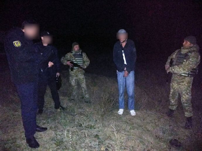 Розшукуваний Молдовою зловмисник намагався зарізати прикордонника на Одещині