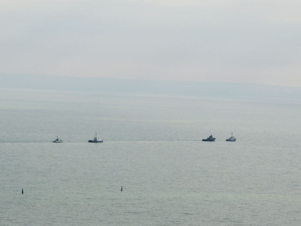 Захоплені в Азові українські кораблі відбувають з окупованої Керчі (фото)