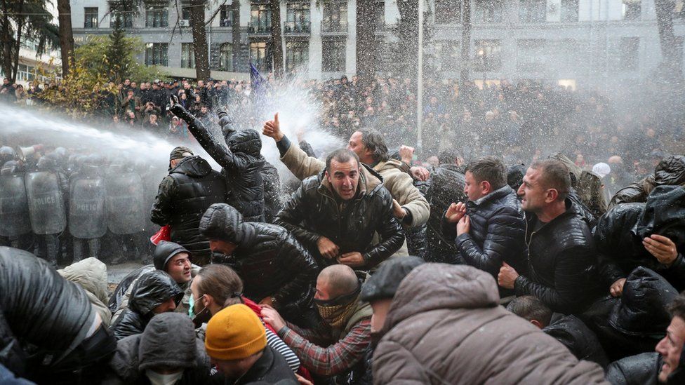 Cпецназ почав розгін протестувальників біля парламенту в Грузії (відео)