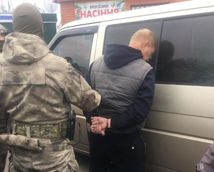 На Київщині затримали пенсіонера МВС, який напав на поліцейських