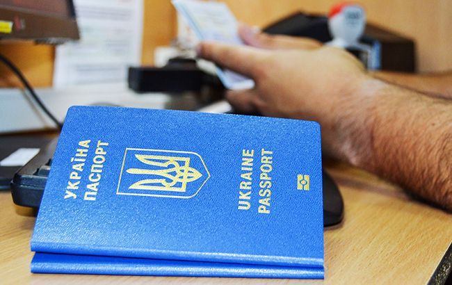 В Україні дозволили фотографуватися на паспорт у головних уборах