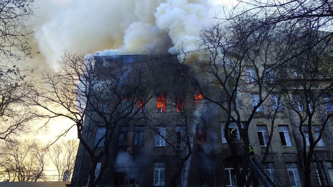 Кількість жертв пожежі в Одесі росте, одна людина загинула