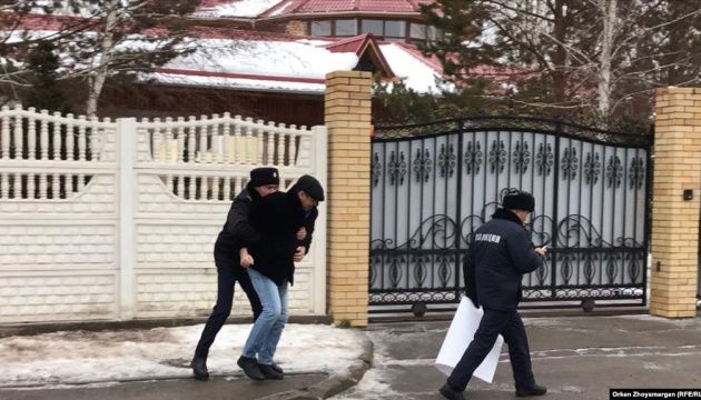 У Казахстані художник вийшов до посольства України «просити вибачення за слова Токаєва»