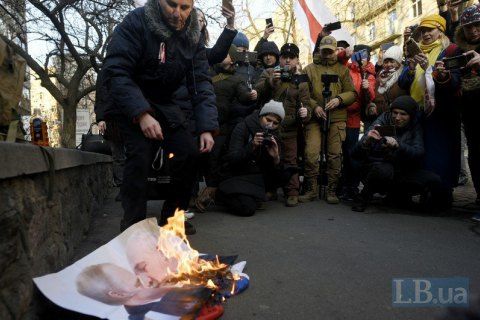 У Києві на акції проти інтеграції Білорусі з Росією спалили портрети Путіна і Лукашенка