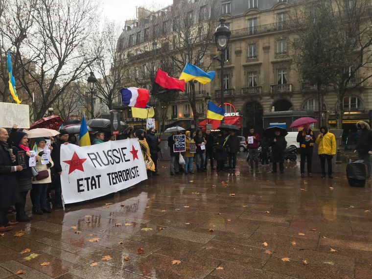 Українська діаспора вийшла на мітинг в Парижі перед «нормандською зустріччю»