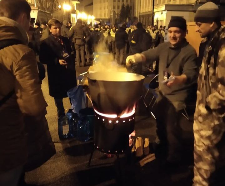 «Палили багаття і варили куліш»: Протестувальники провели ніч біля ОП