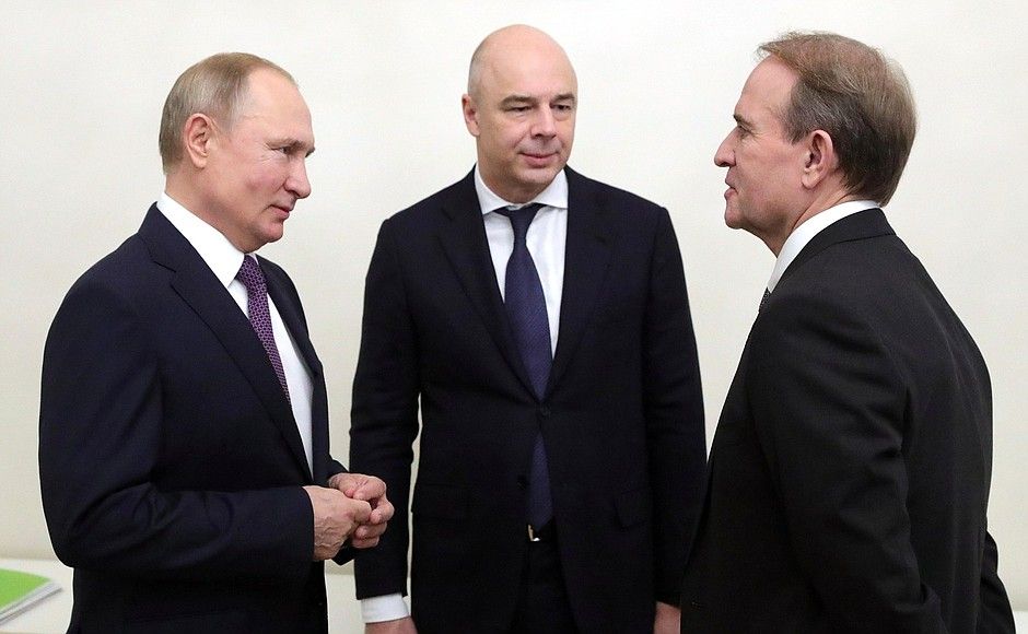 Путін зустрівся в Санкт-Петербурзі зі своїм кумом Медведчуком