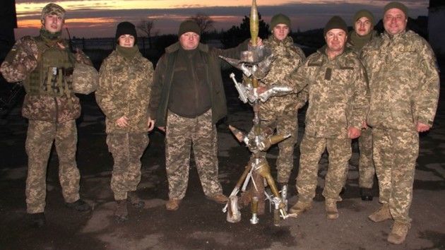 Бійці ООС зібрали ялинку з уламків російських снарядів (відео)