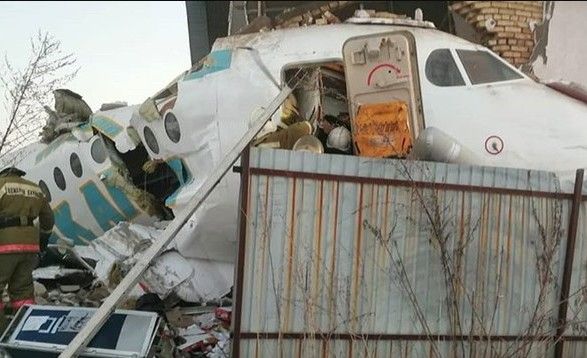 В Казахстані розбився літак зі 100 людьми на борту, є загиблі (ВІДЕО)