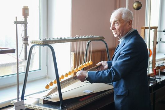 82-річний черкаський педагог сконструював 37 приладів для вивчення фізики