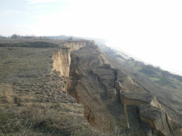 В Очакові через зсув ґрунту пошкоджено територію військових частин