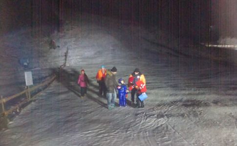 На курорті в Карпатах 32 лижники з дітьми застрягли на зламаному підйомнику