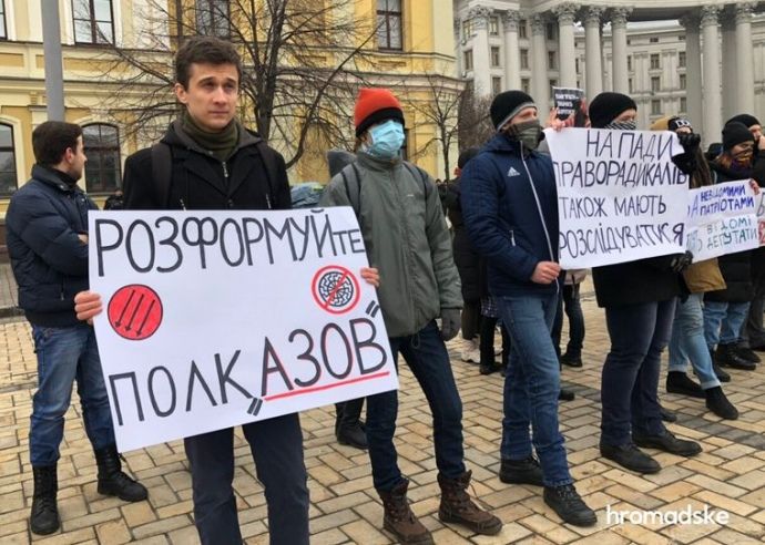 Учасників акції пам'яті у центрі Києва закидали петардами