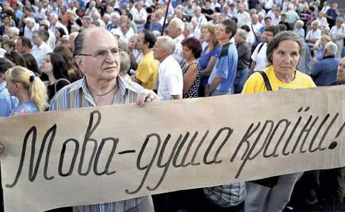 Більшість українців за вільне використання російської мови, але єдину державну
