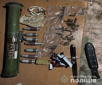 На Київщині у чоловіка вилучили гранатомет, гранати, набої та вибухівку