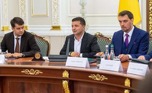 Українці найбільше довіряють президенту Зеленському та спікеру ВР Разумкову