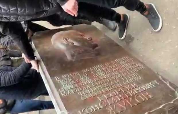 В Одесі демонтували меморіальну дошку маршалу Жукову