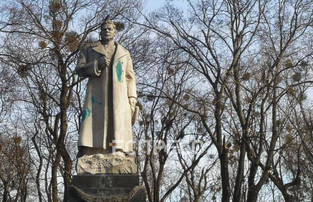 У Києві облили фарбою пам’ятник Ватутіну