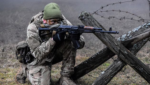 Окупанти обстріляли українські позиції під Новомихайлівкою