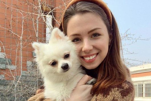 Анастасія Зінченко та її не зраджений песик Міша в Китаї — поки що  такі самі заручники епідемії невігластва й безвідповідальності, як і всі ми в Україні