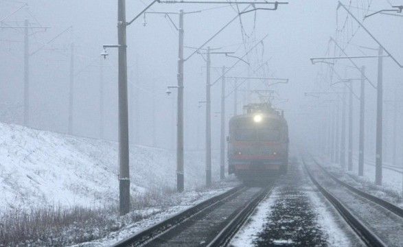 Через повалені на колію дерева запізнюються 5 потягів  на Львівщині