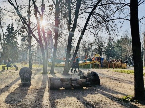 У Запоріжжі померла дитина, на яку впала 200-кг скульптура