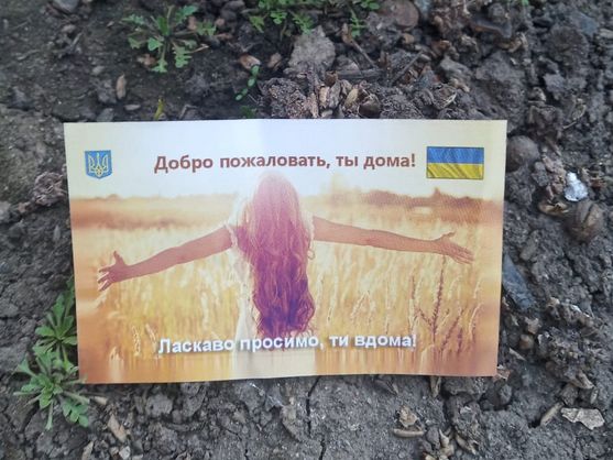 Над окупованою Луганщиною розкидали українські патріотичні листівки